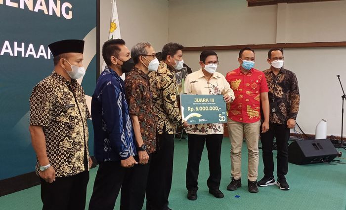 Dirut Petrokimia Gresik Serahkan Hadiah Kepada Desa dan Kelurahan Pemenang Lomba HUT ke-50 Dirut Petrokimia Gresik Serahkan Hadiah Kepada Desa dan Kelurahan Pemenang Lomba HUT ke-50
