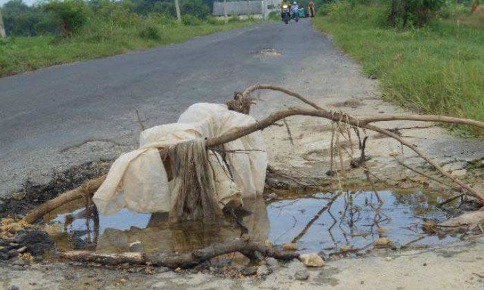 Jalan Penghubung Desa Dermolemahbang-Dukuh Agung Dikeluhkan, Banyak Lubang dan Tanpa Penerangan Jalan Penghubung Desa Dermolemahbang-Dukuh Agung Dikeluhkan, Banyak Lubang dan Tanpa Penerangan