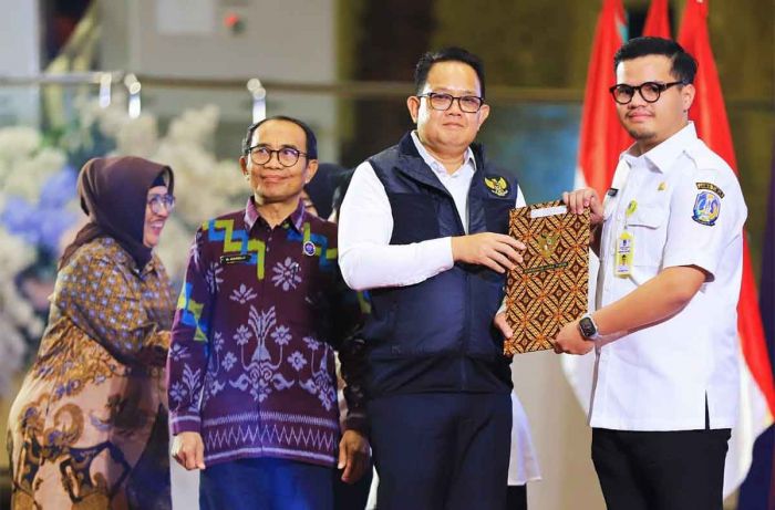 Adhy Karyono Serahkan 7.201 SK PPPK Pemprov Jatim Adhy Karyono Serahkan 7.201 SK PPPK Pemprov Jatim