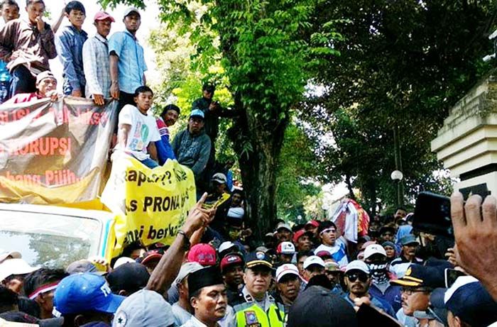 Ribuan Warga Srimulya Malang Datangi Polres Tanyakan Kasus Prona Ribuan Warga Srimulya Malang Datangi Polres Tanyakan Kasus Prona