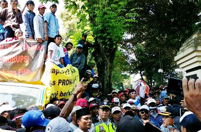 Ribuan Warga Srimulya Malang Datangi Polres Tanyakan Kasus Prona