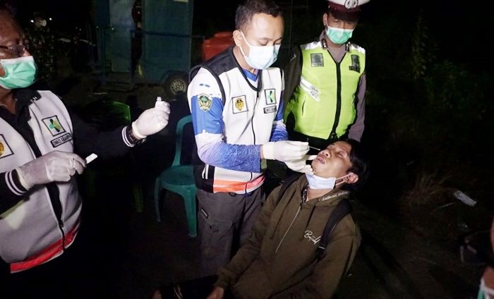 Pantau Tiga Titik Penyekatan, Bupati dan Kapolres Madiun Apresiasi Kerja Petugas Pos Pantau Tiga Titik Penyekatan, Bupati dan Kapolres Madiun Apresiasi Kerja Petugas Pos
