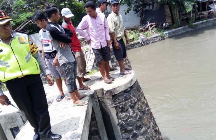 Balita 3 Tahun Tenggelam di Sungai Buntung Sidoarjo Balita 3 Tahun Tenggelam di Sungai Buntung Sidoarjo