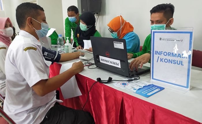 Ribuan Guru di Surabaya Divaksin Covid-19 Dosis Pertama Ribuan Guru di Surabaya Divaksin Covid-19 Dosis Pertama