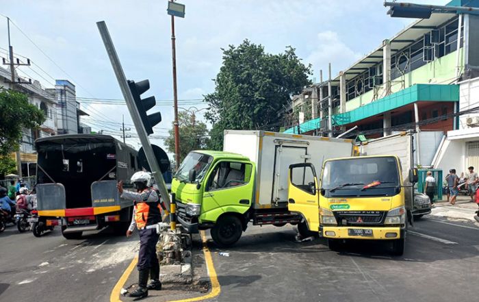 Truk vs Truk, Dua Orang Terluka di Traffic Light Pucang Sidoarjo Truk vs Truk, Dua Orang Terluka di Traffic Light Pucang Sidoarjo
