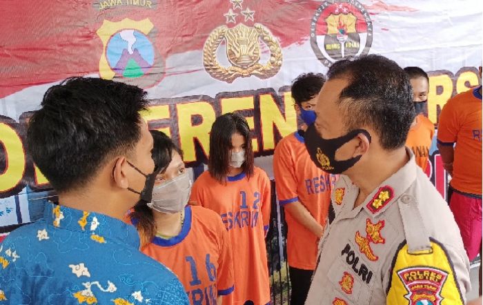 Hamili Pacar, Pemuda Kediri ini Tak Tanggung Jawab, Akhirnya Dikeroyok hingga Masuk Rumah Sakit Hamili Pacar, Pemuda Kediri ini Tak Tanggung Jawab, Akhirnya Dikeroyok hingga Masuk Rumah Sakit