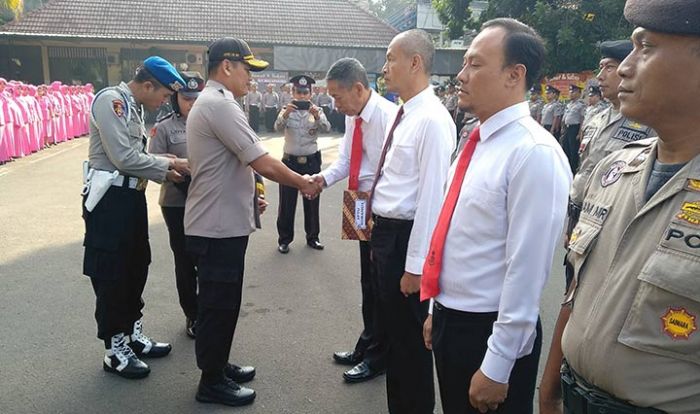 16 Anggota Polres Malang Kota Dapat Penghargaan 16 Anggota Polres Malang Kota Dapat Penghargaan
