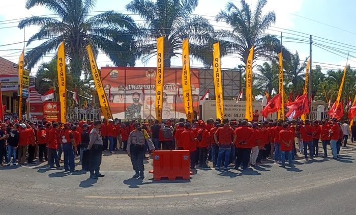 Minta Polri Segera Usut Kasus Pembakaran Bendera, Ratusan Kader PDIP Datangi Polres Blitar