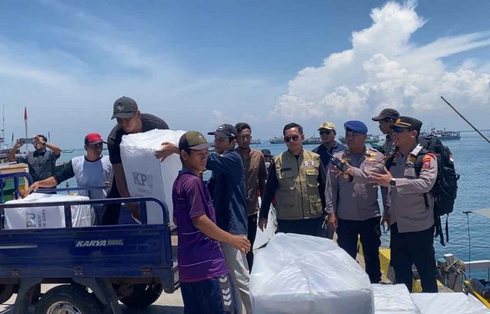 Polres Probolinggo Kota Kawal Distribusi Logistik Pemilu 2024 ke Pulau Gili Polres Probolinggo Kota Kawal Distribusi Logistik Pemilu 2024 ke Pulau Gili