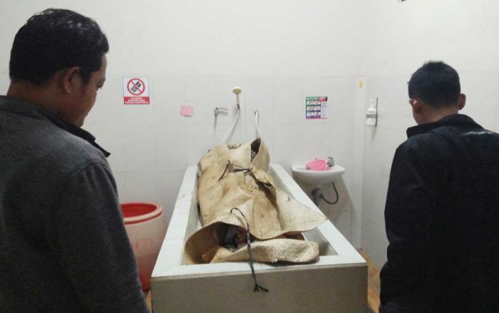 Pembongkaran Makam Warga Kerek, Polisi Masih Lakukan Autopsi pada Jenazah Pembongkaran Makam Warga Kerek, Polisi Masih Lakukan Autopsi pada Jenazah