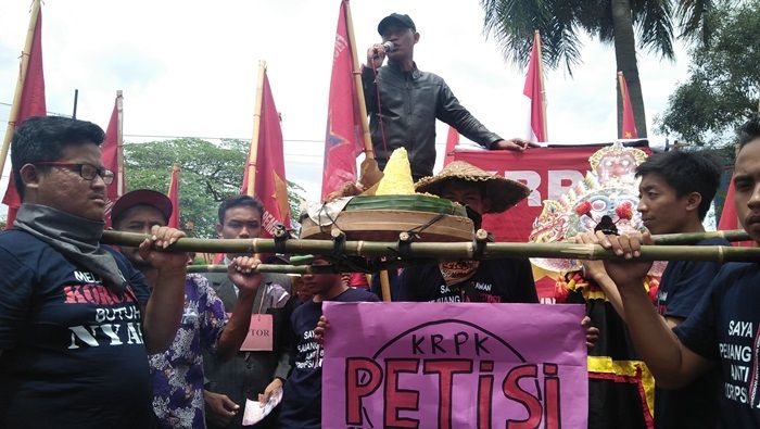 Kejari Blitar Kembali Didemo, Kali Ini Massa Bawa Tumpeng dan Barongan Kejari Blitar Kembali Didemo, Kali Ini Massa Bawa Tumpeng dan Barongan