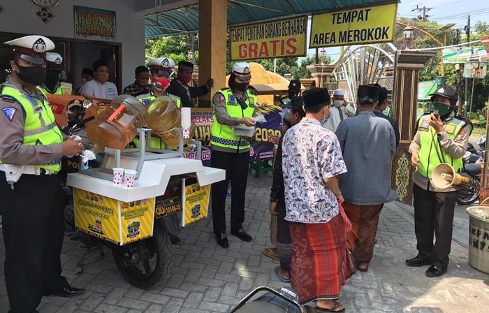 ​Polres Pasuruan Bagikan Masker dan Minuman Probiotik ke Jamaah Salat Jumat