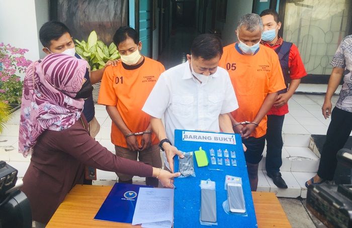 Kompak Jual Sabu, Ketua RT dan Seorang Warganya di Nyamplungan Kawasan Ampel Surabaya Dicokok Polisi Kompak Jual Sabu, Ketua RT dan Seorang Warganya di Nyamplungan Kawasan Ampel Surabaya Dicokok Polisi