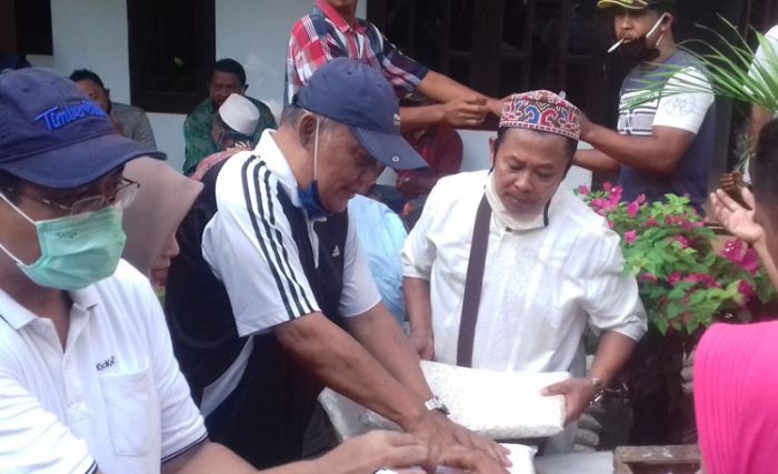 Nostalgia, Mantan Wali Kota Probolinggo Buchori Bagikan Tempe ke Emak-emak Nostalgia, Mantan Wali Kota Probolinggo Buchori Bagikan Tempe ke Emak-emak