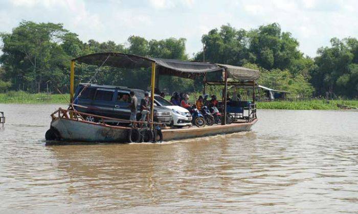 Hindari Macet di Simpang Mengkreng, Pemudik Pilih Gunakan Perahu Tambang