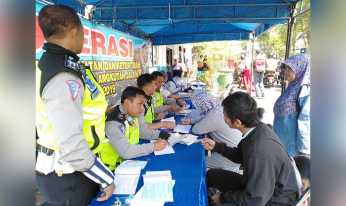 Dishub Jatim UPT P3 LLAJ Malang Gelar Operasi Keselamatan, 13 Pelanggaran Disidang di Tempat