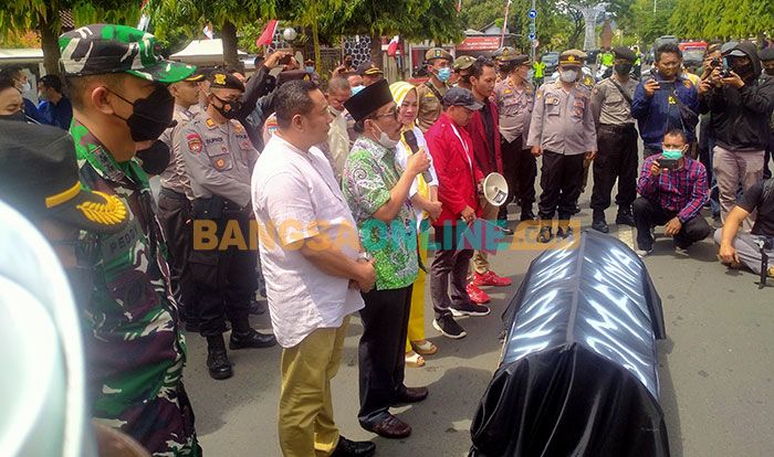 Terima Massa Aksi Tolak Kenaikan Harga BBM, Anggota DPRD Trenggalek Bilang Begini