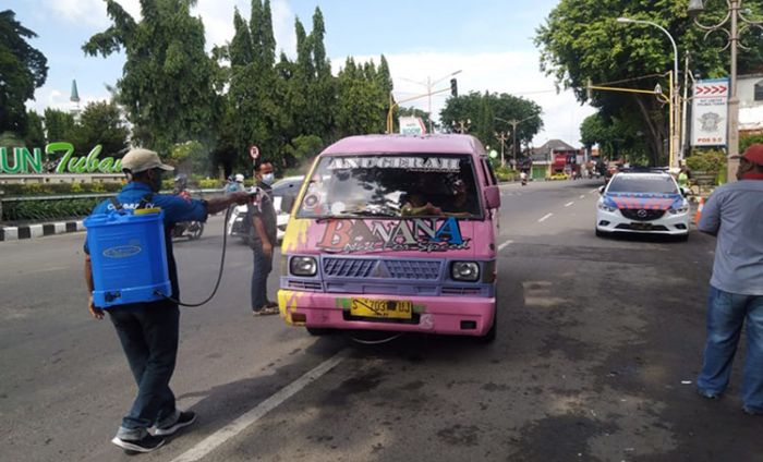 ​Cegah Penularan Covid-19, Puluhan Angkot Disemprot Disinfektan