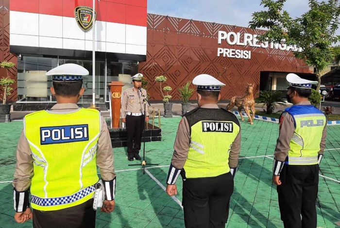Kasatlantas Polres Ngawi Berikan Penghargaan untuk 7 Personel Kasatlantas Polres Ngawi Berikan Penghargaan untuk 7 Personel