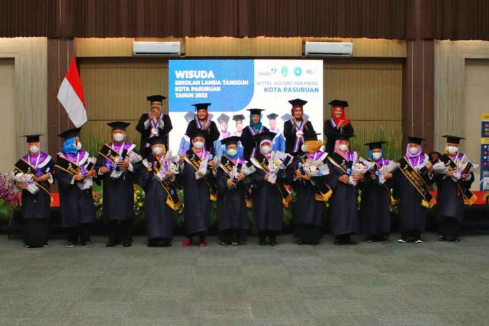 Begini Pesan Gus Ipul saat Hadiri Wisuda Sekolah Lansia Tangguh Begini Pesan Gus Ipul saat Hadiri Wisuda Sekolah Lansia Tangguh