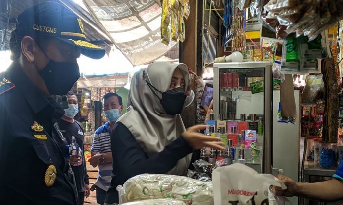 Pedagang di Pasar Raya Mojosari Dukung Tim Operasi Rokok Ilegal Pemkab Mojokerto Pedagang di Pasar Raya Mojosari Dukung Tim Operasi Rokok Ilegal Pemkab Mojokerto