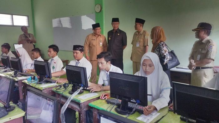 Sidak UNBK di SMA dan MA, Bupati Tuban Tak Temukan Kendala