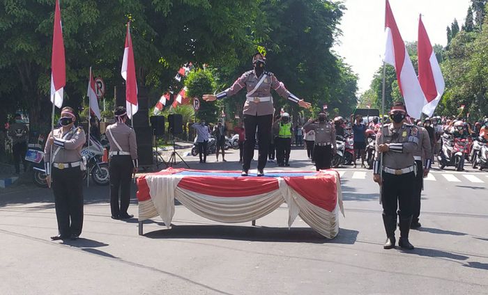 Peringati HUT RI ke-76, Polisi Jombang Gelar Upacara Bendera di Traffic Light