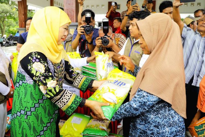 Jelang Nataru 2026, Gubernur Khofifah Hadirkan Pasar Murah ke-300 di Kapas Bojonegoro