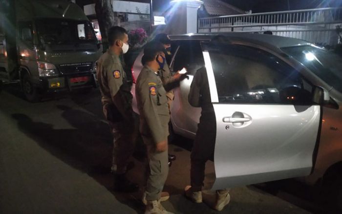 Satpol PP Gerebek Mobil Goyang di Masjid Agung Tuban, Temukan Alat Kontrasepsi dan Tisu Berserakan Satpol PP Gerebek Mobil Goyang di Masjid Agung Tuban, Temukan Alat Kontrasepsi dan Tisu Berserakan