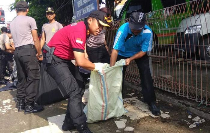 Peringati HPSN, Polres Lamongan Bersihkan Sampah di Pasar Sidoharjo