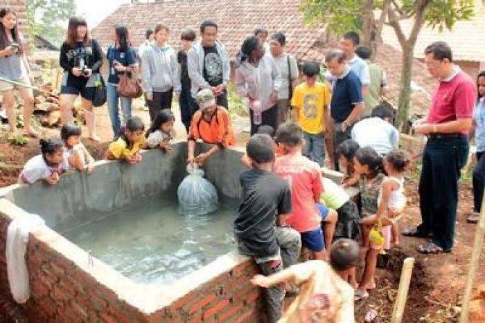 Ratusan Mahasiswa Asing Bantu Fasum 6 Dusun