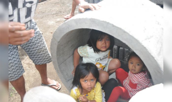 Canda Balita di Lokasi TMMD 106 Kodim 0818 Canda Balita di Lokasi TMMD 106 Kodim 0818