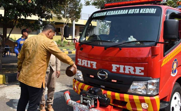 Wali Kota Kediri Launching Kendaraan Baru Pemadam Kebakaran Wali Kota Kediri Launching Kendaraan Baru Pemadam Kebakaran