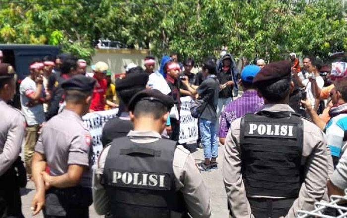 Terdakwa Kasus Pembakaran Sengon di Gresik Tidak Ditahan, LSM Penjara Demo Kejari Terdakwa Kasus Pembakaran Sengon di Gresik Tidak Ditahan, LSM Penjara Demo Kejari