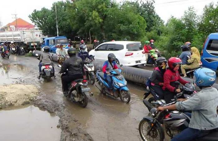 Tagih Janji Bupati Gresik, Warga Pantura Bentangkan Pipa Gas PGN di Tengah Jalan Tagih Janji Bupati Gresik, Warga Pantura Bentangkan Pipa Gas PGN di Tengah Jalan