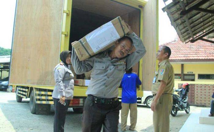 197 Boks Naskah Soal UN Tiba di Tuban, Dijaga Ketat 24 Jam 197 Boks Naskah Soal UN Tiba di Tuban, Dijaga Ketat 24 Jam