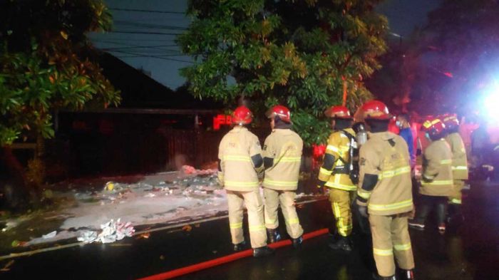Polisi Dalami Kebakaran Muatan Jasa Kirim Dekat Markas Brimob di Surabaya