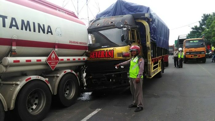 Diduga Rem​ Blong, Truk Fuso Hantam Belakang Truk Pertamina di Porong Sidoarjo 