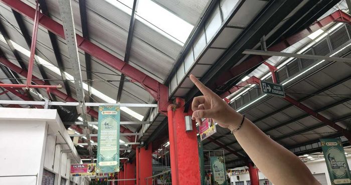 Atap Rusak, Pedagang Pasar Legi Blitar Kurangi Jam Operasional