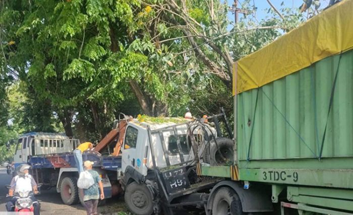 Diduga Mengantuk, Truk Trailer di Tuban Hantam Pohon Hingga Ringsek Diduga Mengantuk, Truk Trailer di Tuban Hantam Pohon Hingga Ringsek