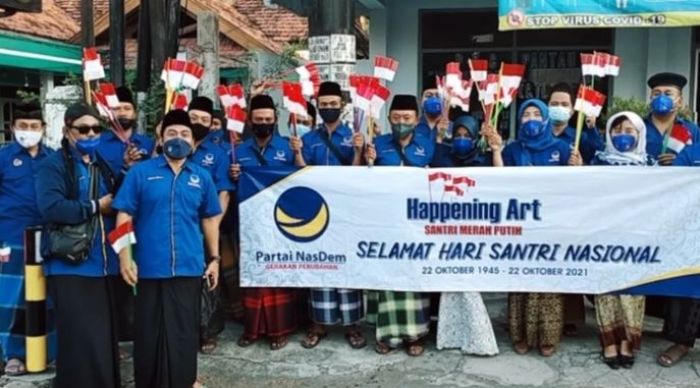 Peringati Hari Santri, Kader Nasdem Kabupaten Kediri Bagikan Bendera Merah Putih Peringati Hari Santri, Kader Nasdem Kabupaten Kediri Bagikan Bendera Merah Putih