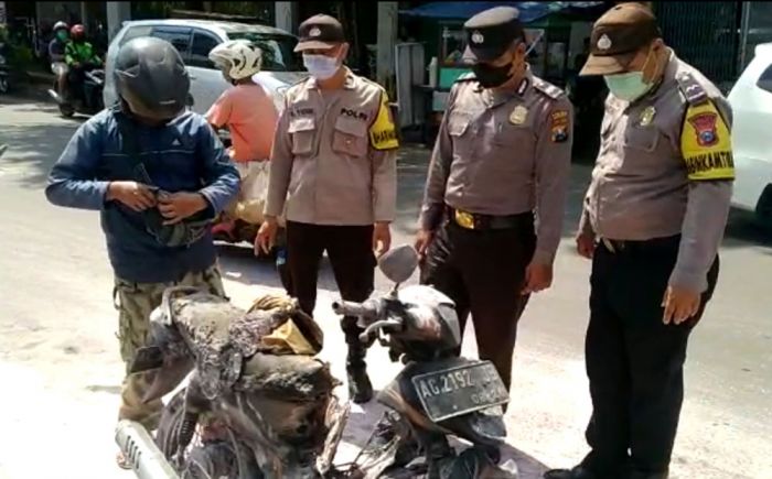 Usai isi BBM, Sebuah Motor di Kediri Ludes Terbakar Usai isi BBM, Sebuah Motor di Kediri Ludes Terbakar
