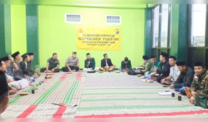 Perkuat Silaturrahim, Kapolsek Pulung Gelar Cangkrukan Kamtibmas Perkuat Silaturrahim, Kapolsek Pulung Gelar Cangkrukan Kamtibmas