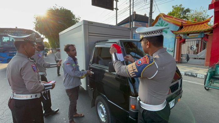 Sambut HUT RI ke-80, Satlantas Polres Tuban Bagikan Bendera dan Snack ke Pengendara Sambut HUT RI ke-80, Satlantas Polres Tuban Bagikan Bendera dan Snack ke Pengendara