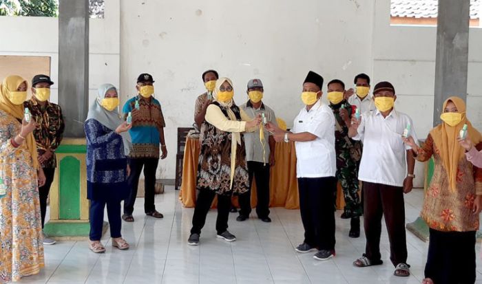 Fraksi Golkar DPRD Pasuruan Bagikan Masker dan Hand Sanitizer kepada Peternak Sapi Perah