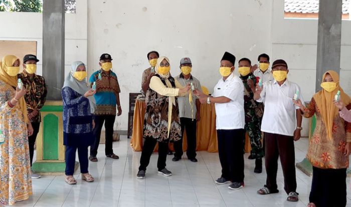Fraksi Golkar DPRD Pasuruan Bagikan Masker dan Hand Sanitizer kepada Peternak Sapi Perah Fraksi Golkar DPRD Pasuruan Bagikan Masker dan Hand Sanitizer kepada Peternak Sapi Perah