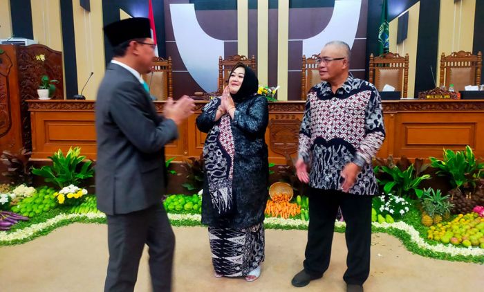 ​Sudiono Fauzan Lantik Hj Sulistyo Wahyuni sebagai Anggota PAW DPRD Pasuruan