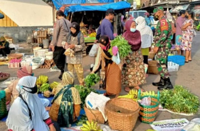 Cegah Penyebaran Covid-19, Jajaran Kodim 0805/Ngawi Giatkan Sosialisasi Prokes di Pusat Keramaian