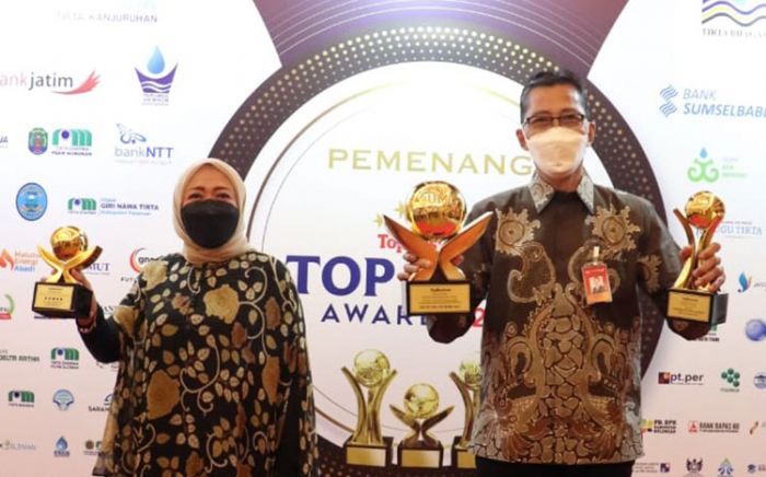 Pemprov dan Bank Jatim Borong Penghargaan di Ajang Top BUMD Award 2021 Pemprov dan Bank Jatim Borong Penghargaan di Ajang Top BUMD Award 2021