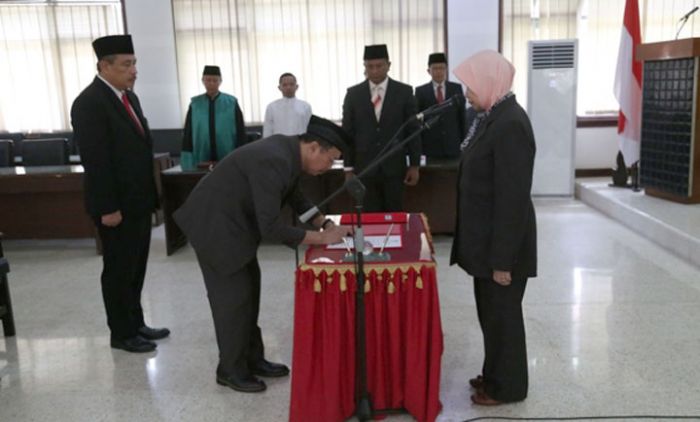Bupati Kediri Lantik Direktur RSUD Pelem Pare Bupati Kediri Lantik Direktur RSUD Pelem Pare